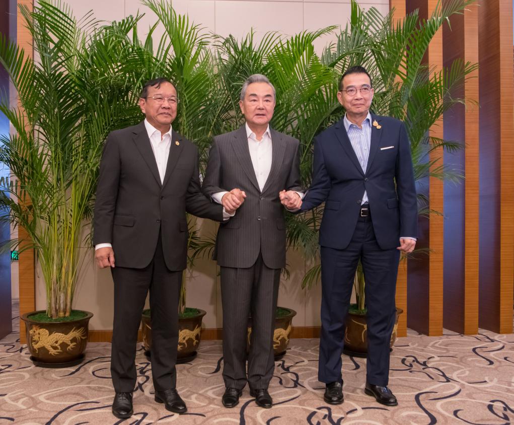 PDChinese's tweet photo. 【中柬泰三國外長在安寧茶敘】8月14日，中共中央政治局委員、外交部長王毅邀請柬埔寨副首相兼外交大臣布拉索昆、泰國外長瑪里在雲南安寧茶敘，在和諧的氣氛中，就柬泰邊境衝突進行了友好坦誠溝通。 https://t.co/6iZgNxwsJO