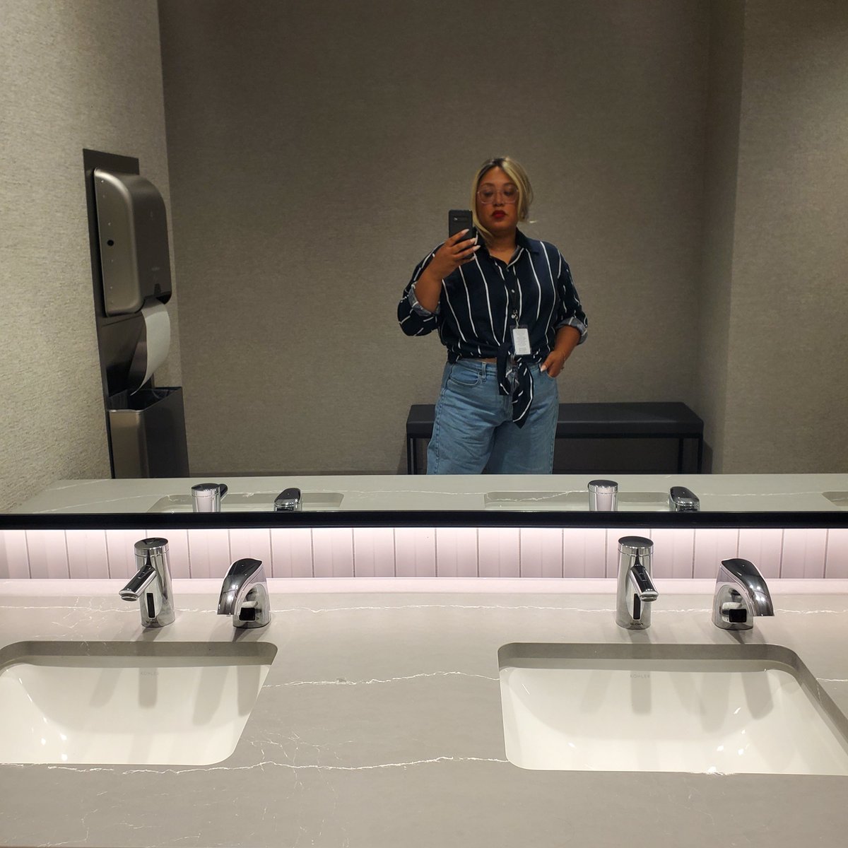 aBuggslyfe's tweet photo. Work OOTD https://t.co/47pTDWOZd9