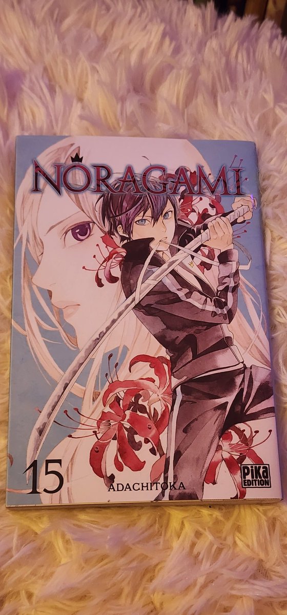 Aquiirae's tweet photo. J'ai replongé dans Noragami. 
J'ai enchaîné 5 tomes aujourd'hui.
Vraiment le meilleur manga du monde, je suis tellement heureuse d'avoir complètement zappé l'histoire pour pouvoir la re-découvrir une nouvelle fois et rekiffer 🧡🧡 https://t.co/I8m7YpB7xj