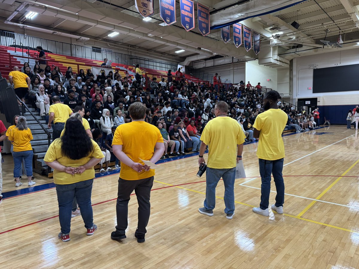 There is nothing like first day energy! Welcome to <a href="/OPS_Northwest/">Northwest High</a> Husky Nation! 🎓🙌🏼
