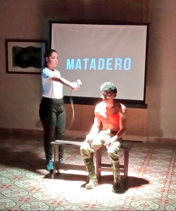 MuseoHist_CFG's tweet photo. ♧Obra de teatro 《Matadero, S.A.》 cautiva al público asistente en el Museo Histórico Provincial de Cienfuegos♤Este 12 de agosto de 2025, como parte de la programación cultural del #Verano2025, el Grupo de Teatro La Fortaleza  
#Teatro #drama https://t.co/Kv8fi3ksS2