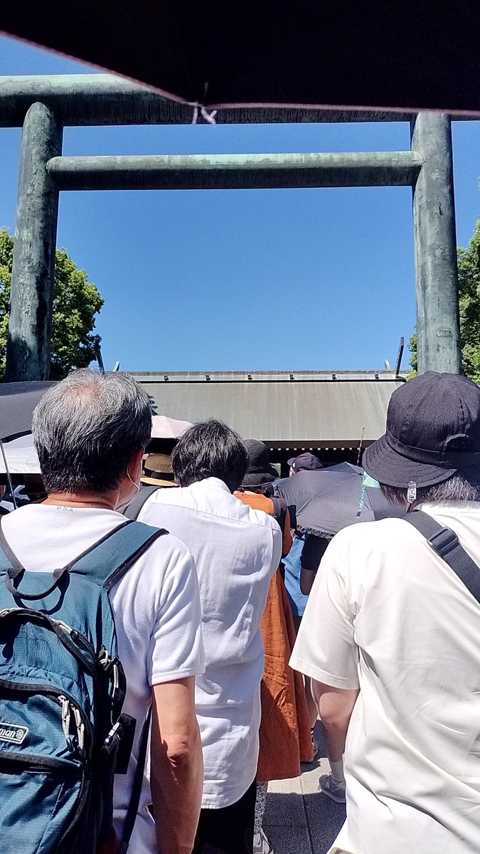 zucceee's tweet photo. 今年めっちゃ混んでるかも。戦後80年だからかな。あと、よくありがちな言い間違え。終戦記念日ではない。終戦の日。です。#戦後80年
#靖國神社　#終戦の日 https://t.co/NwzxeCgtLS