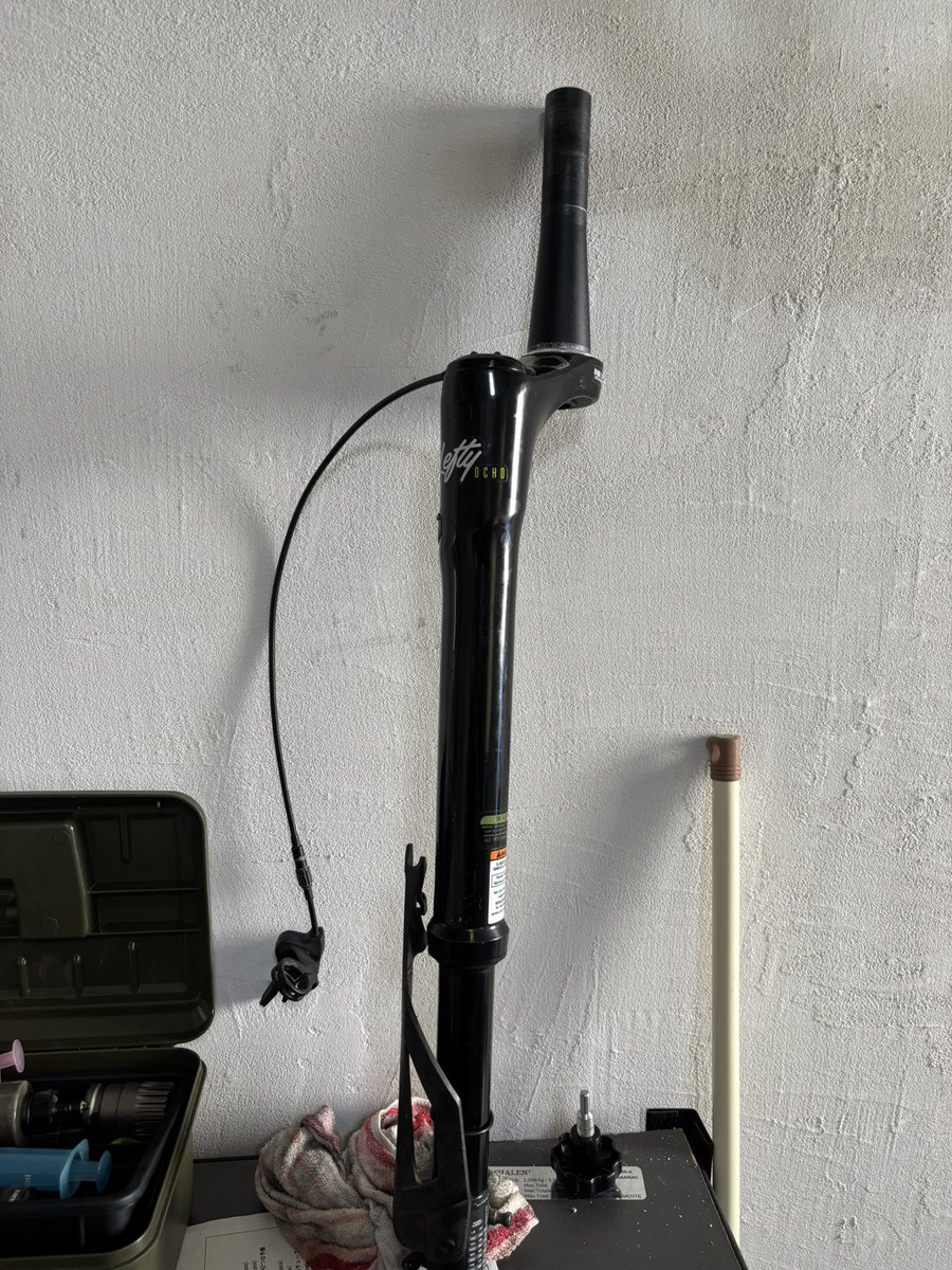 盆休みは子供と外遊びばかりですが、軒下に他っといたマウンテンバイクを直そうかと思ってバラしました。
レフティのフォークが油漏れしているのでメーカーにオーバーホールをお願いしたいと思います。
キャノンデールさんまだ受け付けてくれるかな？