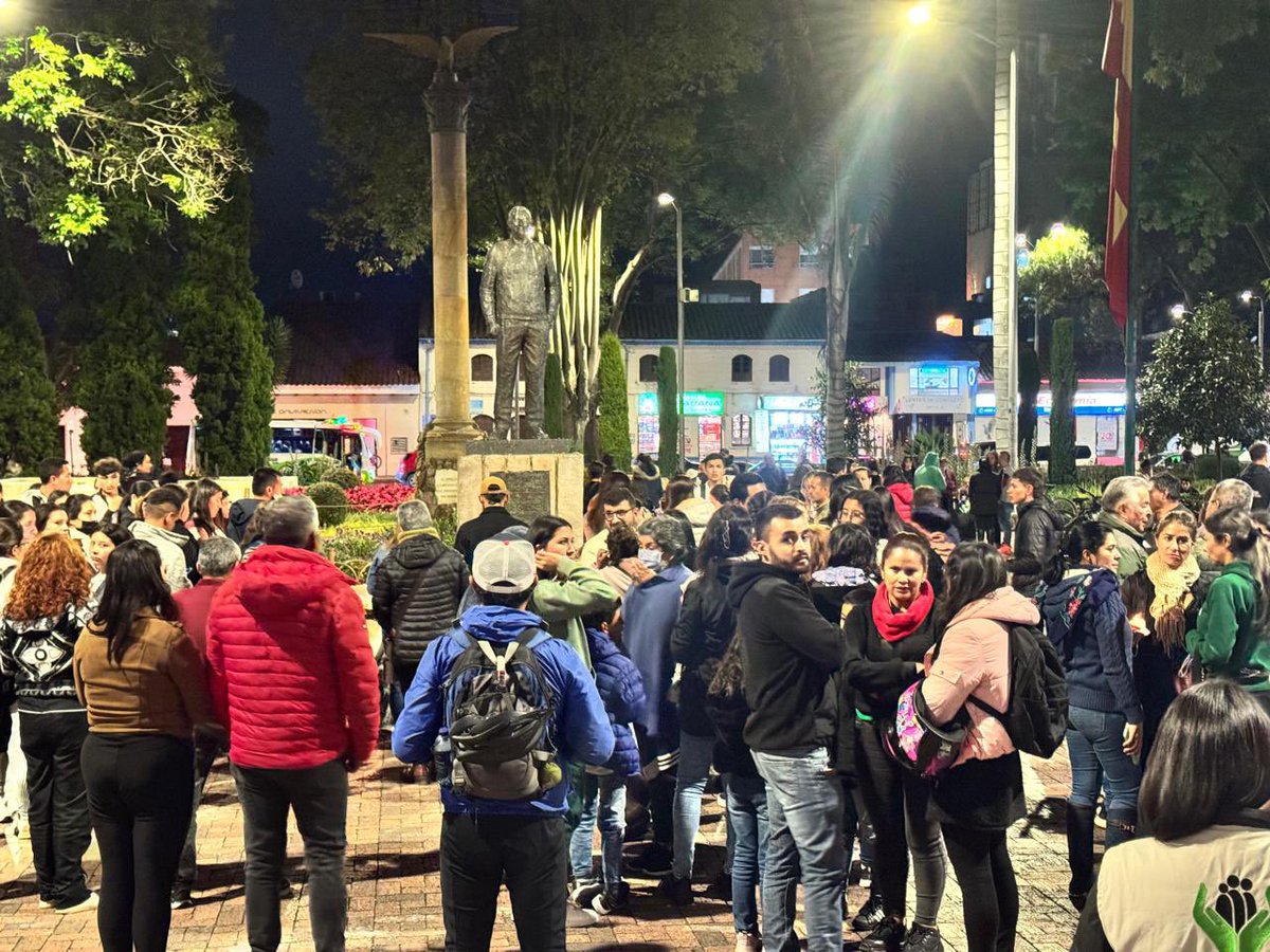 Hoy encendemos una luz por Valeria. En Cajicá junto a su familia y comunidad nos unimos en una velatón llena de esperanza, para que muy pronto vuelva a regalarnos su sonrisa. Si sabes algo que pueda ayudar a encontrarla llama a la Línea 141. Tu voz puede ser el camino de regreso.