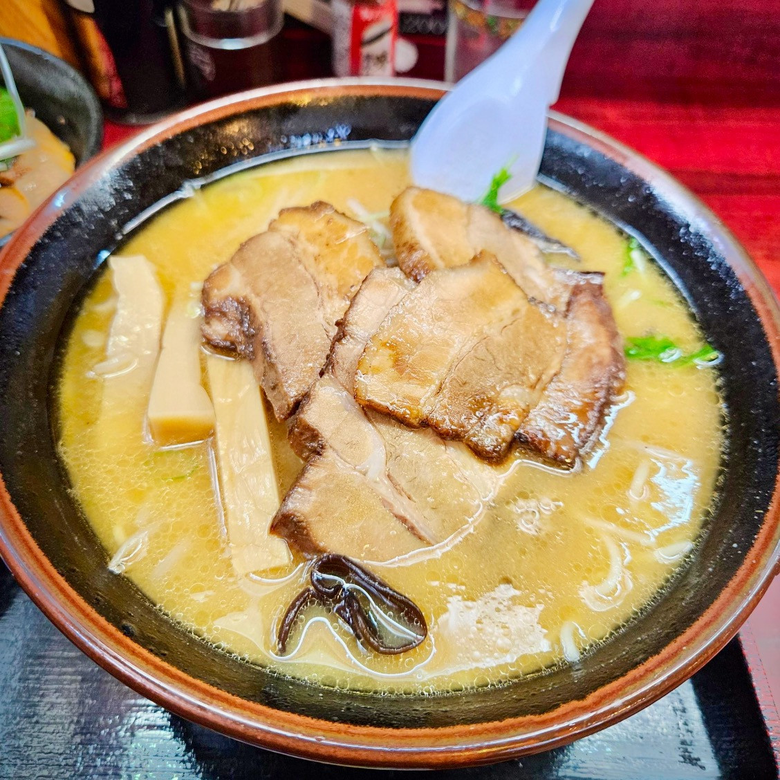supleks_jp's tweet photo. 8/15(金)　本日の一杯🍜✨
あさひ（北海道上川郡上川駅）
特みそ　ミニ豚丼のセット　1700円
https://t.co/Hi9CjaP96X

キャンピングカー生活365日＋145日目
ラーメン店611店舗目・672杯目（156杯目）
網走から愛別町に向かう途中、繁華街やラーメン激戦区ではないところで有名なラーメン店があると聞きやってきました。
こちらあさひ食堂は味噌ラーメンが人気で、店内に入るとたくさんのサインがならんでいます。
私が訪問した日もユーチューブの撮影をしていらっしゃいました。
上川町では「ラーメン日本一の会」というものがあり、様々なお店が加盟しています。

メニューは味噌・塩・醤油とカレーなどのご飯物、そしてセットメニューがあり、お店にいる半分くらいの方が特みそと豚丼のセットを注文していたのでみなさんにならって同じものを注文。
大きな丼にたっぷりのスープ、大きくカットされたメンマにチャーシュー、きくらげ、もやしにミンチと豪華なトッピング。
スープは熱々で、ひとくち飲むと味噌のまろやかなコクと優しい甘みが広がります。
しゃきっとしたもやしに、こりこりきくらげの食感もよく適度に油分もありがっつりといただける1杯。
厚めにカットされたチャーシューはしっかり味付けされていて柔らかく美味しい。

豚丼はミニと言いつつもかなりの大きさ。
しっかり焼きめがついたピーマンもいいですね。甘辛いタレが食欲をそそります。
ご家族も飲食関係のお仕事をされていてさまざまな活動をされているというあさひ食堂さん。
これからの活動も応援しています！
ごちそうさまでした。

「あさひ食堂」おすすめポイント
1.北海道上川町の名店、地元民や観光客でお昼時は行列に
2.上川町ラーメン日本一の会として活動
3.あさひ食堂　酒蔵ら〜めんという酒蔵とのコラボ商品も