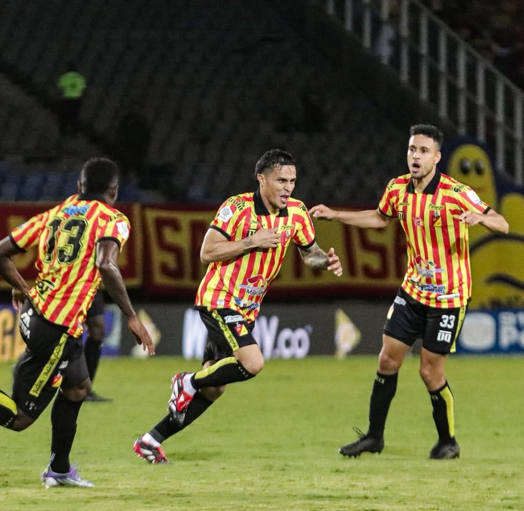 ¡NUEVA VICTORIA DEL DEPORTIVO PEREIRA!🔴🟡

Deportivo Pereira venció 2-1 a América, en un partido que dominó completamente el Pereira, y que nunca lo sufrió. Golazos de Juancho Rios y Samy Merheg, todo funcionó bien esta noche.⚽️

¿Qué opinan del partido?🤔