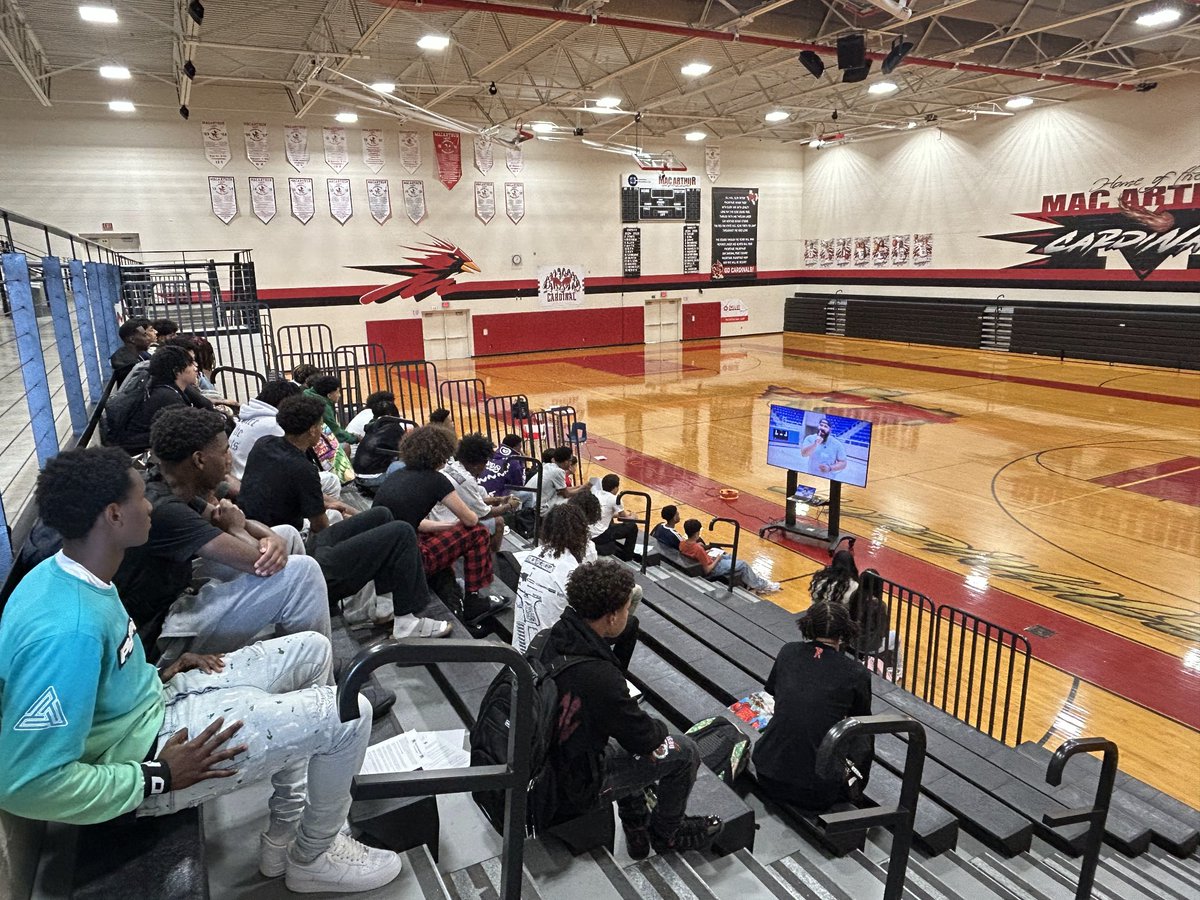 MacArthur_hoops's tweet photo. MacArthur Basketball tipping off the year with the right mindset 💪🏀 Starting strong with the @2Wordstv, building leaders on and off the court! https://t.co/vZ6jr3h7Wk