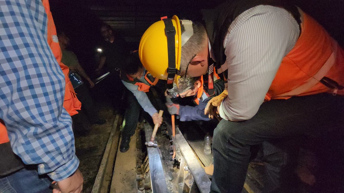 🛑 Importante – Línea 2
Continúa la revisión en zona de vías, debido aparentemente a un cortocircuito en la interestación Pino Suárez – Zócalo. No se tiene registro de alguna explosión ni incendio. Tampoco se reporta, hasta el momento, alguna persona lesionada.
El servicio opera