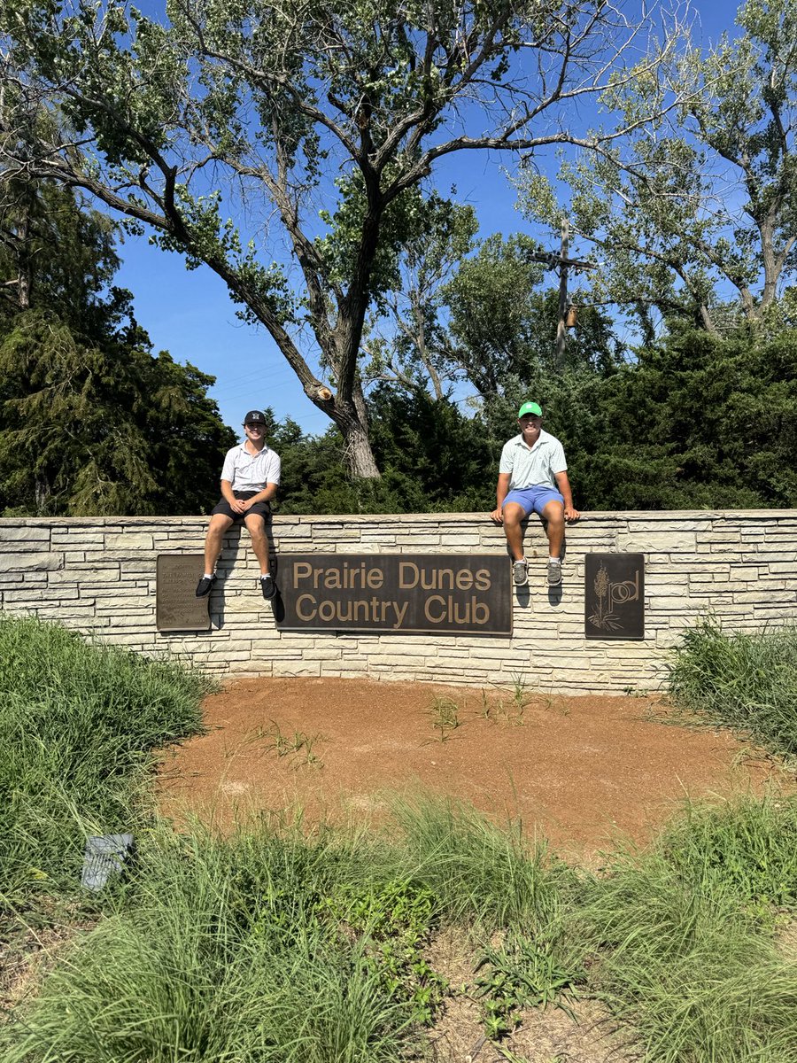 jayson_jduncan's tweet photo. Prairie Dunes with my favorites! #gunch @prairiedunescc #Dadwhippedthem https://t.co/fM6yAImhxp