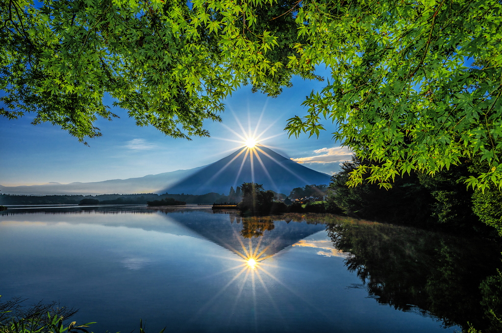 おはようございます。
緑豊かな湖畔からのダイヤモンド富士の風景です！
