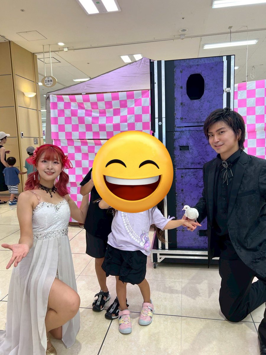 milchuuuuun's tweet photo. 旦那がハマってる変面を見にイオン福岡東に行って来た〜
マジックショーも一緒にあって最後ハトとお兄さんお姉さんと写真撮らせてもらえた🕊️
たぶんこの人かな@magic_sonoka 
飯塚オートの時と同じ人な気がする！
んで初めてファンタジーキッズリゾート行ったけど人多いし結構な💸してビックリ😅 https://t.co/1xuSwte1TZ