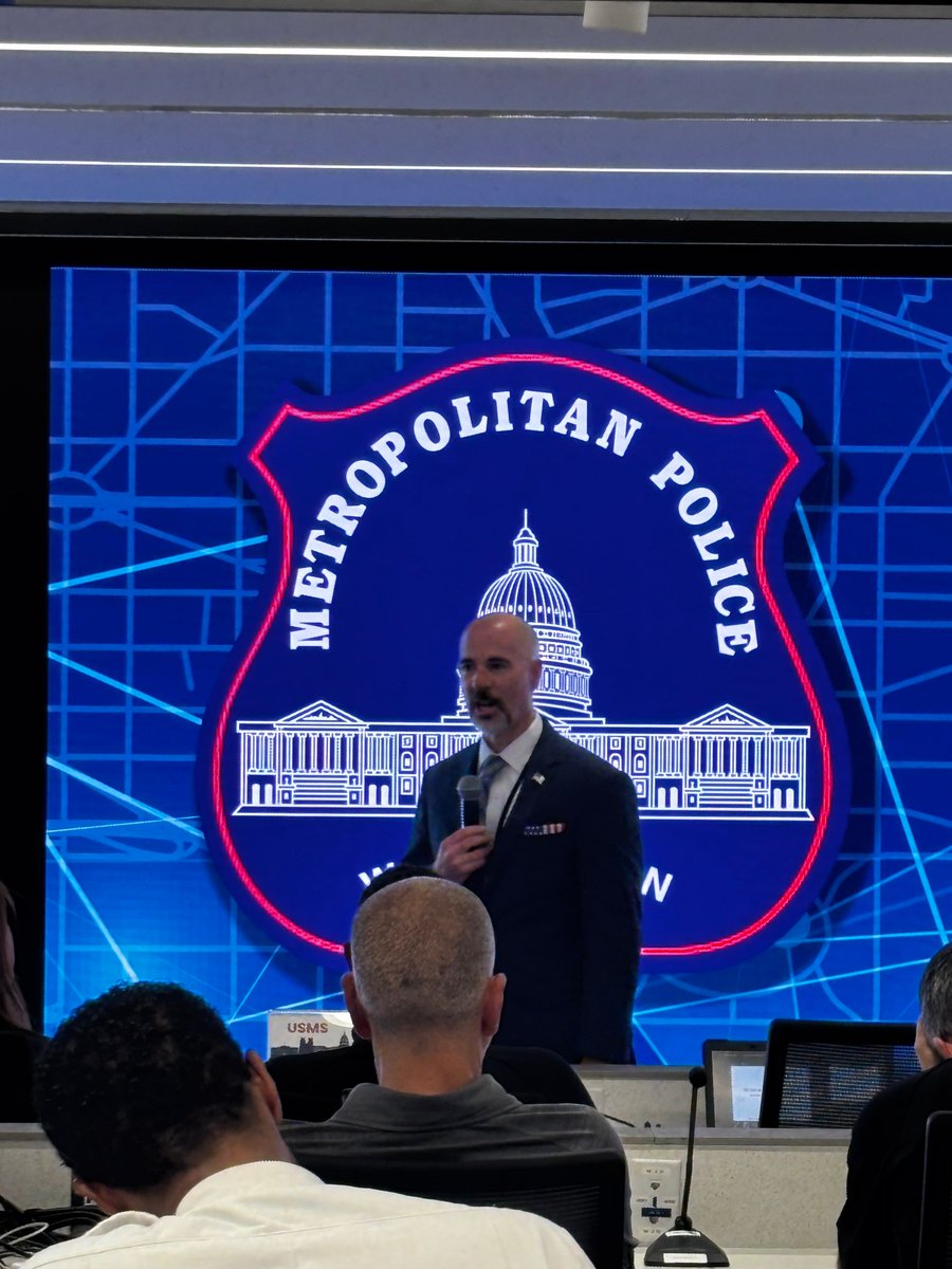 DEAHQ's tweet photo. DEA Administrator & MPD Interim Commissioner Terry Cole speaks to MPD Officers & federal law enforcement, “This isn’t for show. We are going to make systemic progress for long-term growth.” #MakeDCSafeAgain #OpTakeBackAmerica #GodBlessLE
@DCPoliceDept
@WhiteHouse
@TheJusticeDept https://t.co/Kl0VqiX7C0