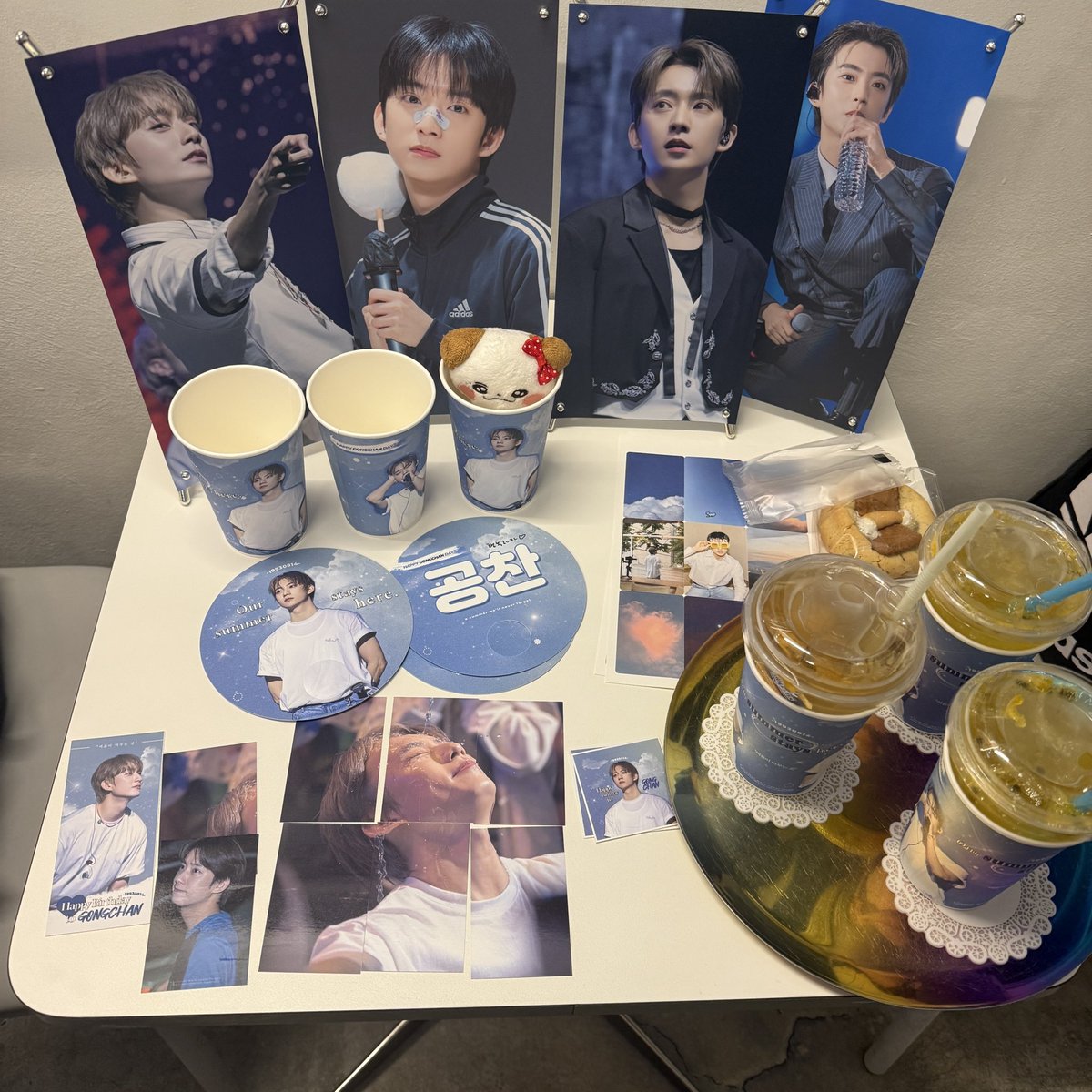 pillowww__'s tweet photo. 🐶 생일카페🎂♥️

물+파랑+청량+공찬의 조합은 너무 좋쟈나💙
사진도 너무너무 예뻤고
럭드들도 너무너무너무 예뻤던 카페😣
비록 5등 몰빵으로 나왔지만
착한 바나덕에 예쁜 굿즈듀 얻게 되고 
사진도 너무너무 예뻐서 좋았어요😚

#바나의_여름_공찬이_머무는_곳
#공찬 #GONGCHAN #B1A4 #비원에이포 https://t.co/ZdC56TBHFw