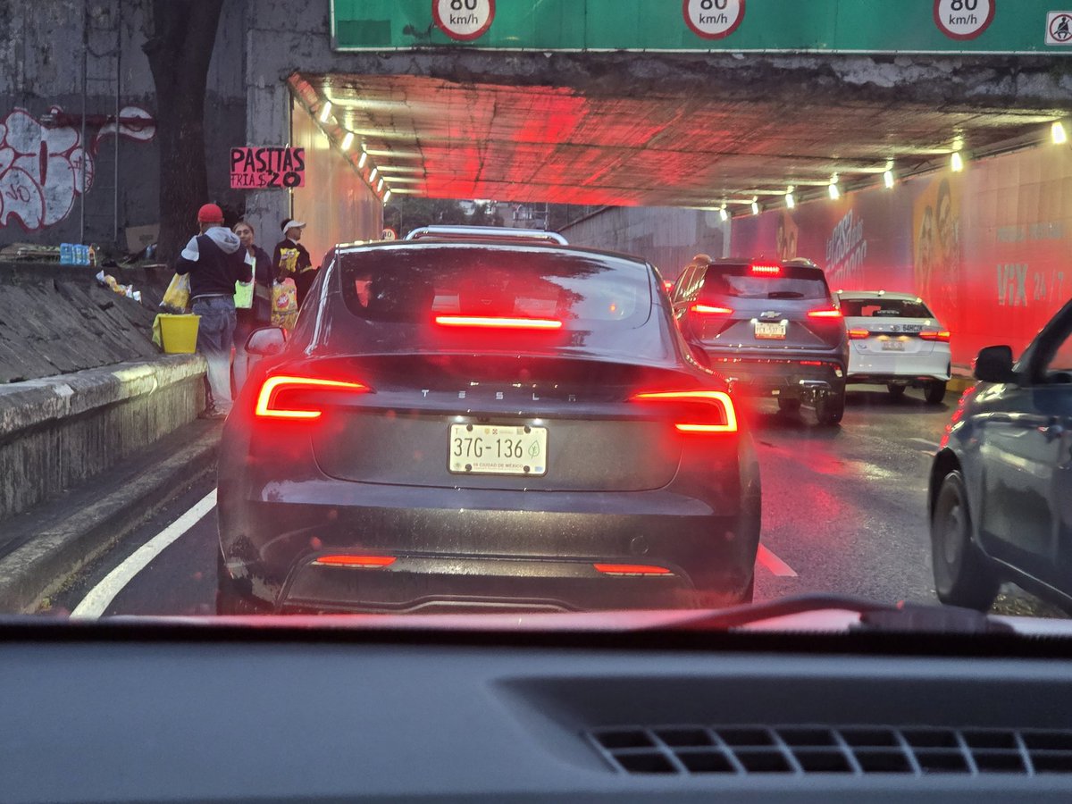 Evitemos un accidente! Pido atentamente a las autoridades que por favor retiren a las personas que venden comida en los carriles centrales de Viaducto Miguel Alemán y Patriotismo. Hay hasta 10 personas entre los carriles. <a href="/UCS_GCDMX/">Unidad de Contacto del Secretario SSC CDMX</a> <a href="/AlcaldiaBenito/">Kevin alexis</a>
