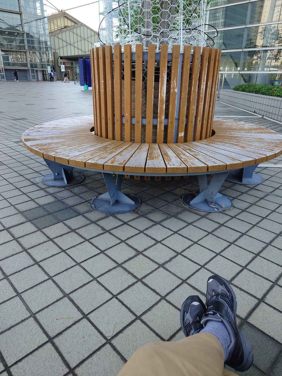 集合前に朝めし
そんな気温高くないし日陰だし風あるし結構気持ちいい

正直動きたくない
#C106