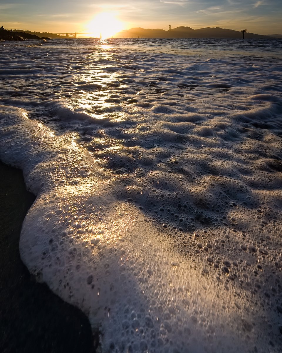 Sunset at the Golden Gate is a whole different kind of magic ✨ Who else lives for these moments? This is why I love SF. The way the waves kiss the shore at Crissy Field Beach with a backdrop like this... pure bliss.