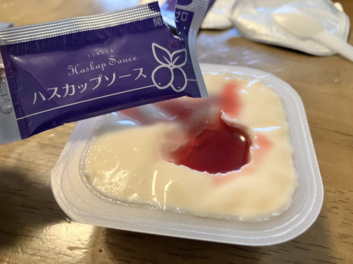 tabiodori's tweet photo. 美味すぎる…😋
昨年発売された白い恋人のホワイトチョコプリン！
付属のハスカップソースかけると酸味と甘味が絶妙です😊
スプーンもついてるのでその場で食べられるし、常温保存できて３ヶ月くらい日持ちするのも良き良き🤗 https://t.co/tC3F9h3bM2