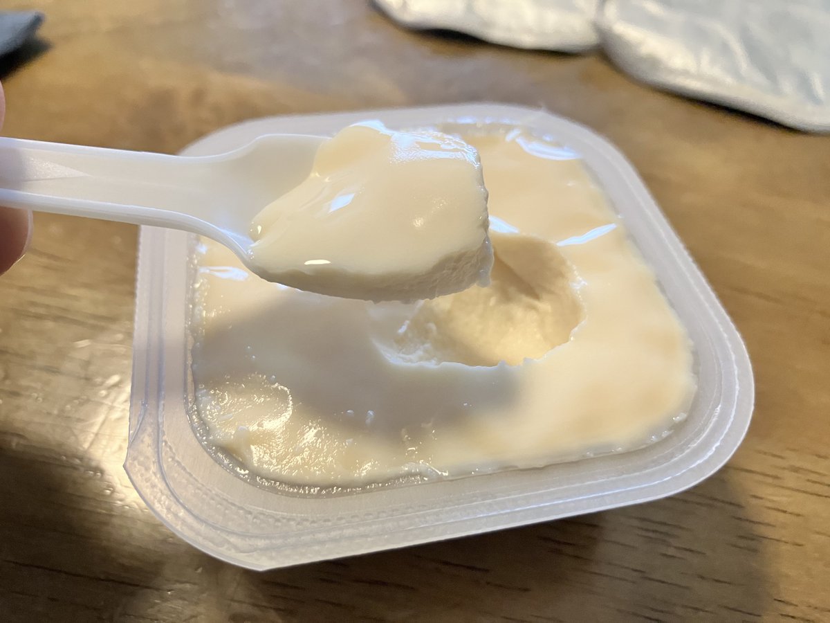 tabiodori's tweet photo. 美味すぎる…😋
昨年発売された白い恋人のホワイトチョコプリン！
付属のハスカップソースかけると酸味と甘味が絶妙です😊
スプーンもついてるのでその場で食べられるし、常温保存できて３ヶ月くらい日持ちするのも良き良き🤗 https://t.co/tC3F9h3bM2