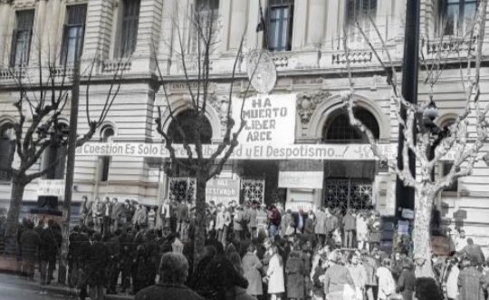 Eran  estudiantes, vidas arrancadas por atreverse a soñar un país más justo. Jóvenes que, en lugar de conformarse, levantaron la voz contra dictaduras, injusticias y desigualdad, y pagaron el precio más alto por hacerlo.
¡Vivan los estudiantes!