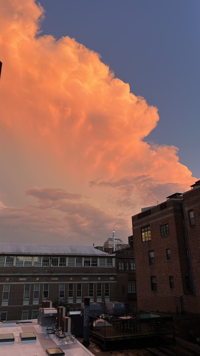 OnlyInBOS's tweet image. The sky was acting up tonight...

⚡️

📷: @majdgeorge98