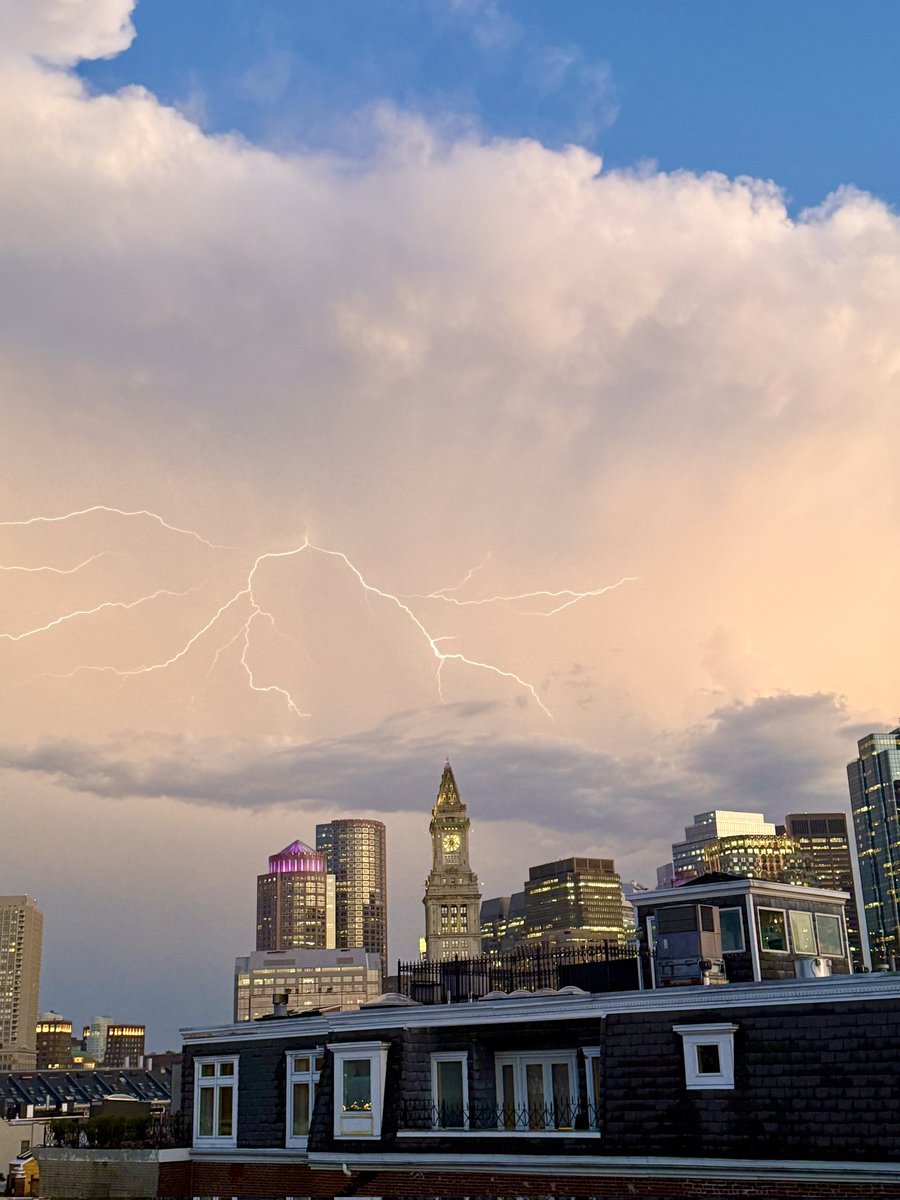 OnlyInBOS's tweet image. The sky was acting up tonight...

⚡️

📷: @majdgeorge98