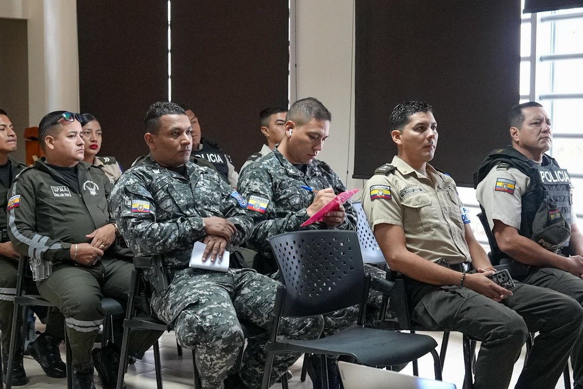 ABG_galapagos's tweet photo. 1/2 #CapacitaciciónABG| El director de Normativa y Prevención de la #ABG, David Arana, capacitó a personal de la @PoliciaEcuador de la isla #SantaCruz, en cuanto a las actividades de prevención y control que desarrollan los agentes de bioseguridad para conversar Galápagos. https://t.co/DcVVWHhcxd