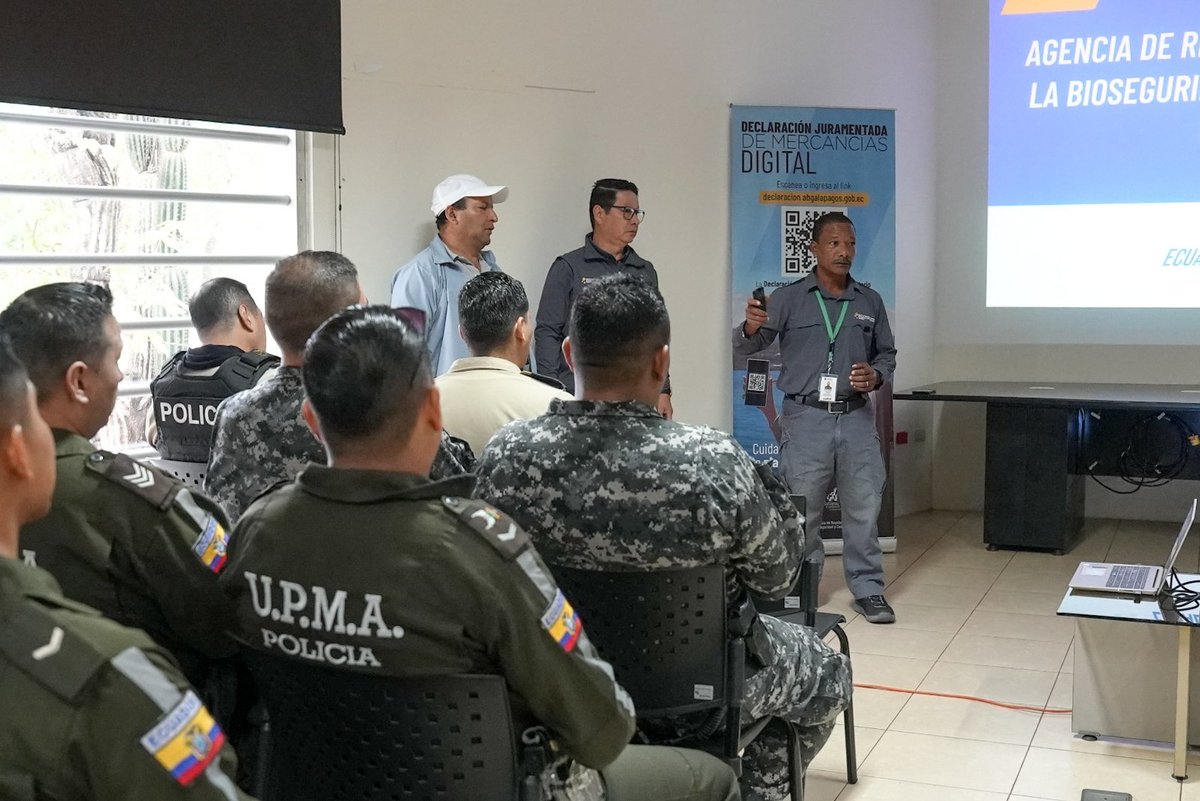 ABG_galapagos's tweet photo. 1/2 #CapacitaciciónABG| El director de Normativa y Prevención de la #ABG, David Arana, capacitó a personal de la @PoliciaEcuador de la isla #SantaCruz, en cuanto a las actividades de prevención y control que desarrollan los agentes de bioseguridad para conversar Galápagos. https://t.co/DcVVWHhcxd