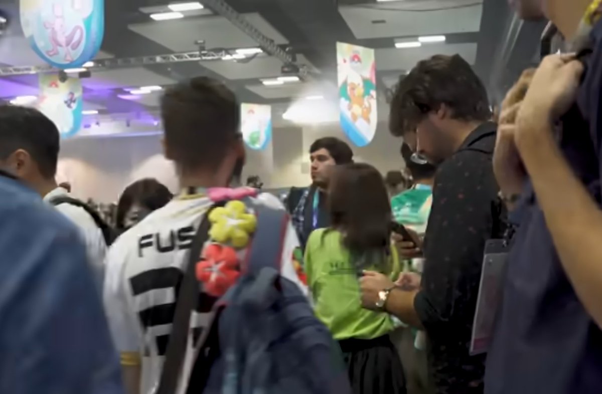 I was watching Wolfe's video on the Wcs 24 to chill out and I feel bad that I didn't bring the big Comfey with me again watching this 😭