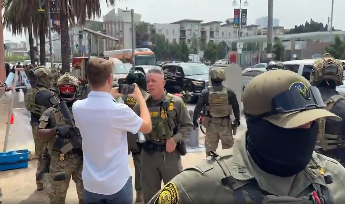トランプの嫌がらせでカリフォルニア知事の記者会見場に国境警備隊が配備されて知事の支援者を逮捕してるらしいんだけど
どの種類のアメリカ人だ。って言いそうな奴おるね
