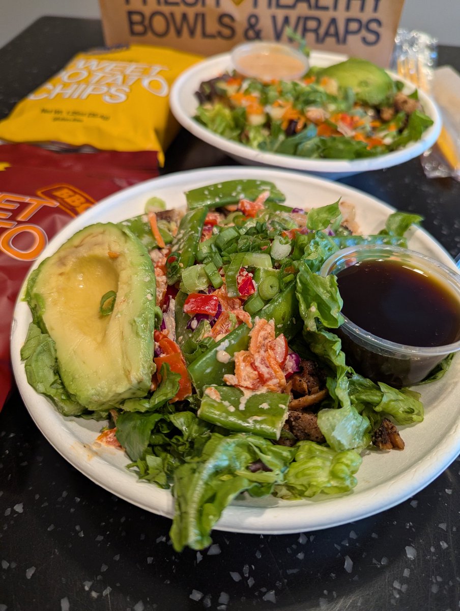 TD2timeMVP's tweet photo. Sweet Soy Sriracha and Ginger Lime Peanut, both with grilled chicken, avocado slices, and sweet potato chips (BBQ and original). Fresh and healthy. @whatsyourgusto 🤤 gusto! West Midtown online order. 🥗 #YelpAtlanta #EaterAtlanta #AtlantaEats
530 17th St NW, Atlanta, GA 30318 https://t.co/4pxlqkypck