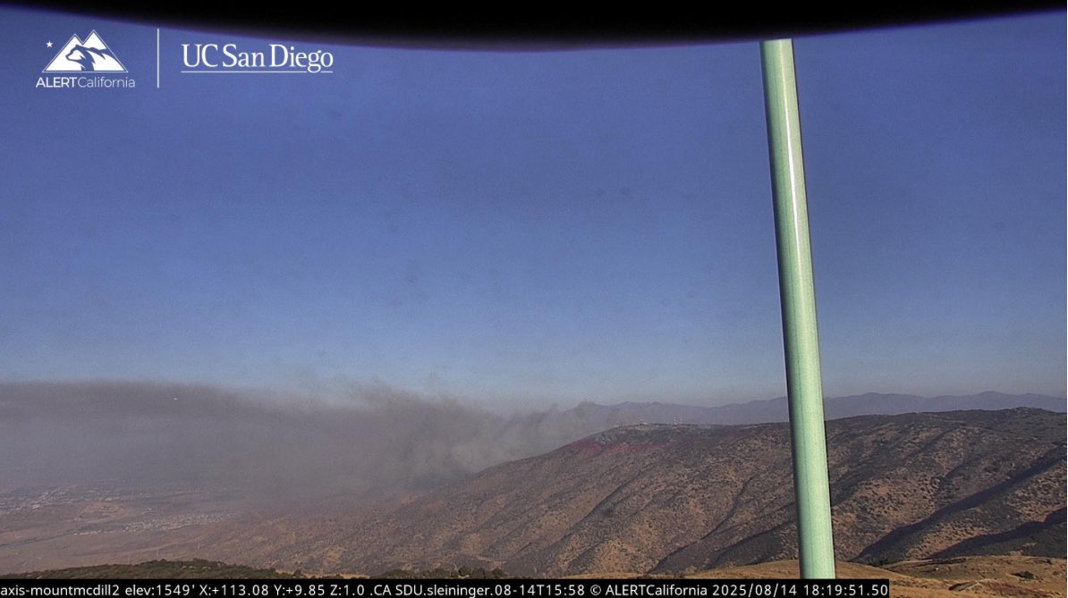 OC_Scanner's tweet image. A 630pm update for everyone! 

Fire Activity on the #HawkFire is decreasing rapidly. Fire is well clear of 300 acres at this point but slowing. Here’s to hoping winds don’t kick it back up 

The #KingFire in Gorman is also 40% contained now.