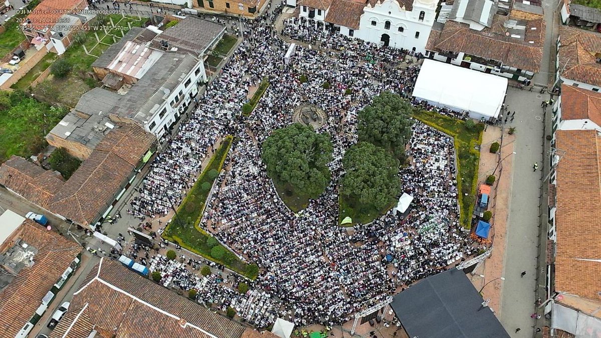 Con esta imagen cerramos este gran día, lleno de noticias buenas para la #BoyacáGrande 💚💜🤍.

Una panorámica que refleja la fuerza de miles y miles de boyacenses presentes en la firma del #PactoBoyacá ‘Raíz y Futuro’.

Hoy, en Sotaquirá, demostramos que todos nos movemos bajo