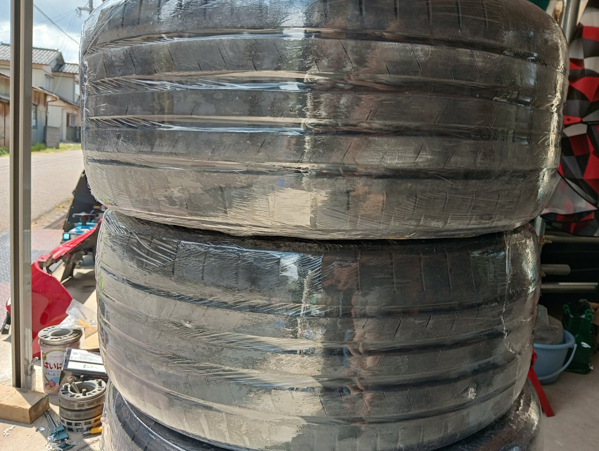 まさ (@kmskr34) on Twitter photo 誰か3000円ほどでいりません?
225/40R18 
toyo プロクセススポーツ 2本
外してからラップ巻きで室内保管してます。石川県から。 誰か3000円ほどでいりません?
225/40R18 
toyo プロクセススポーツ 2本
外してからラップ巻きで室内保管してます。石川県から。