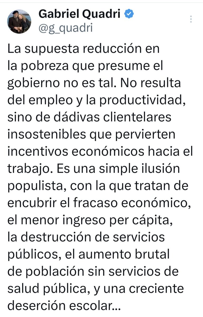 Al margen

Las dádivas que consume
responden su tarugada:
es un gran bueno pa'nada
y todavía lo presume;
su actualidad se resume
en puro rol marginal:
un cero en lo electoral
y pensionado gorrón...
consolidado huevón
y limosnero moral.

#DecimasdeLimon