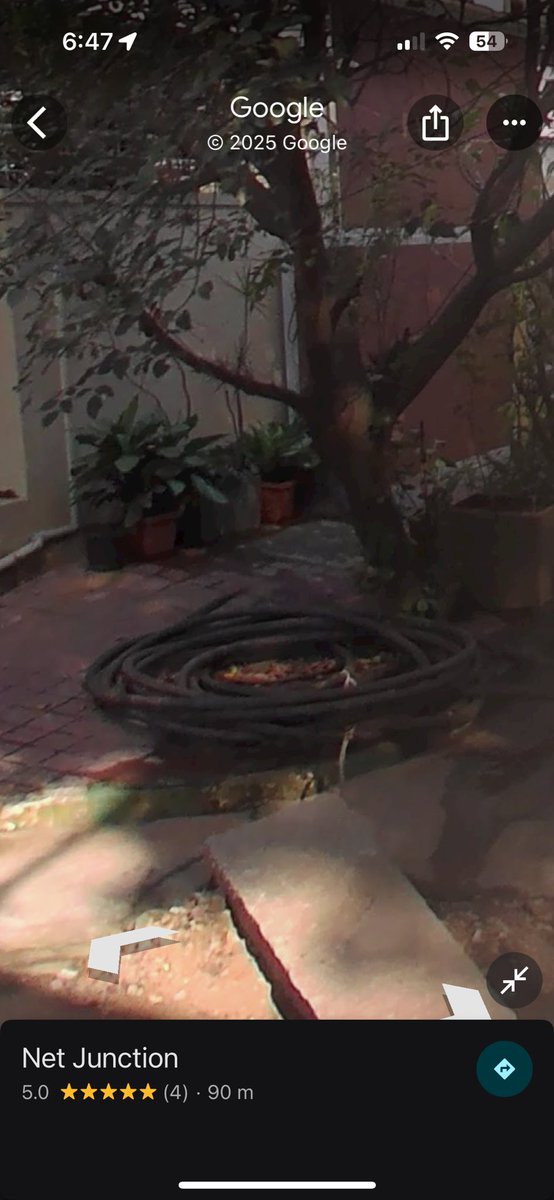 devaru_rutu's tweet photo. Hanging wires, abandoned wires, live wires - @NammaBESCOM @BescomHelpline @BescomTa @BBMPofficial https://t.co/PnAw3SWBSh