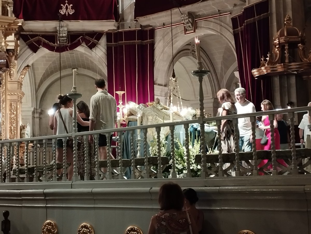 3 de la madrugada. Música a volumen insoportable en el recorrido de la Roà de Elche. Chunta chunta en el interior de la basilica. El <a href="/ajuntamentelx/">Ayuntamiento de Elche - Ajuntament d'Elx</a> lo autoriza, el <a href="/MisteridElxofic/">Misteri d'Elx Oficial</a> y el obispado callan. ¿Así queremos transmitir un Patrimonio Mundial <a href="/UNESCO_es/">UNESCO en español 🏛️#Educación #Ciencia #Cultura</a>? <a href="/ICOMOS_esp/">ICOMOS España</a>