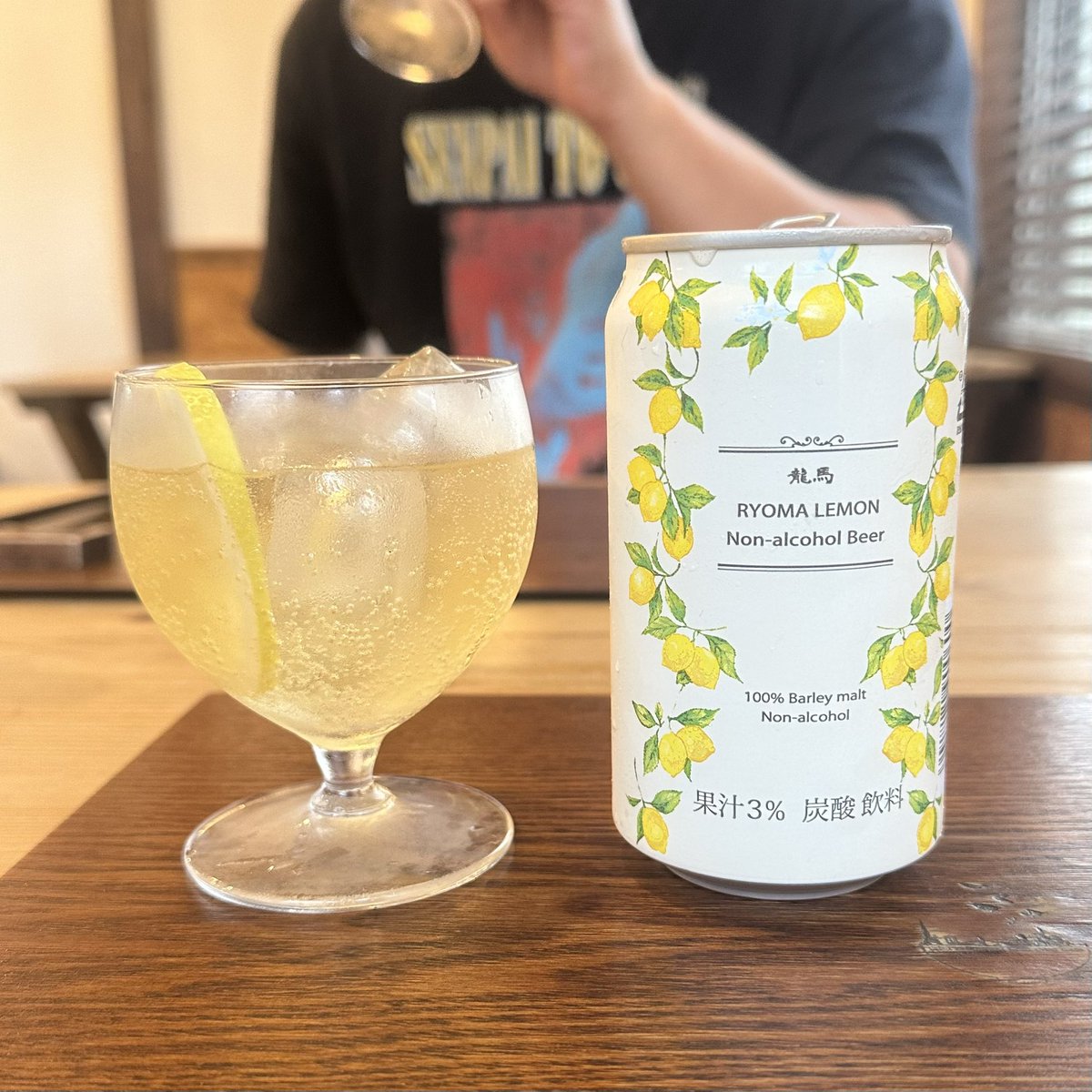 Ramen FeeL@青梅（7/13）

FeeL The 塩らぁ麺
龍馬レモン

ツルツル柔和ながらコシある中細麺は啜り心地＆喉越しとても最高🍜

動物系に貝も感じるクリアで出汁感抜群なスープめちゃ旨🐓
香り良い鶏油、香り焦がしネギもいい仕事◎

皮パリッと身はジューシーな香ばしい鶏チャ🫶🏻

最高に美味しかった🥹