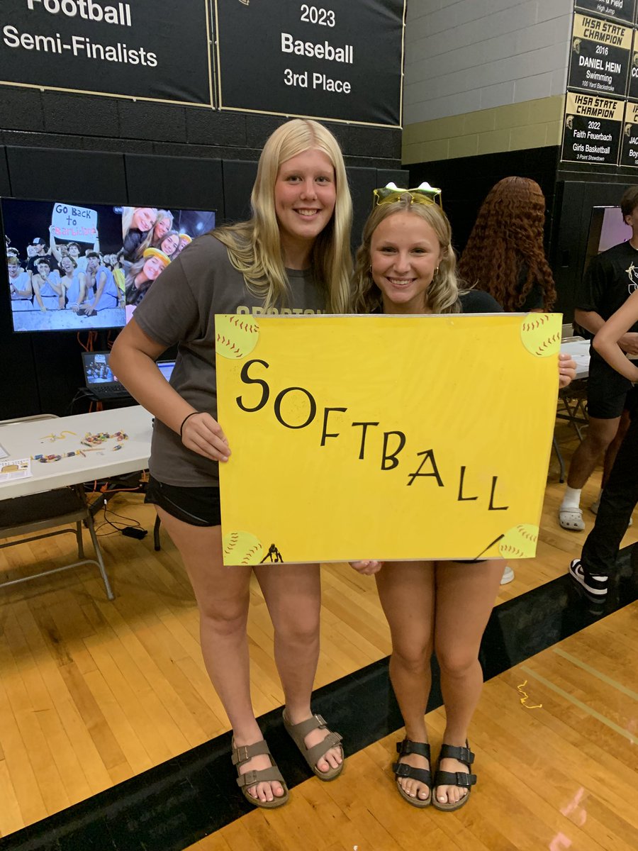 Another successful freshmen orientation with the program sign!! Thanks Cam and Addi for repping us tonight!! 🥎