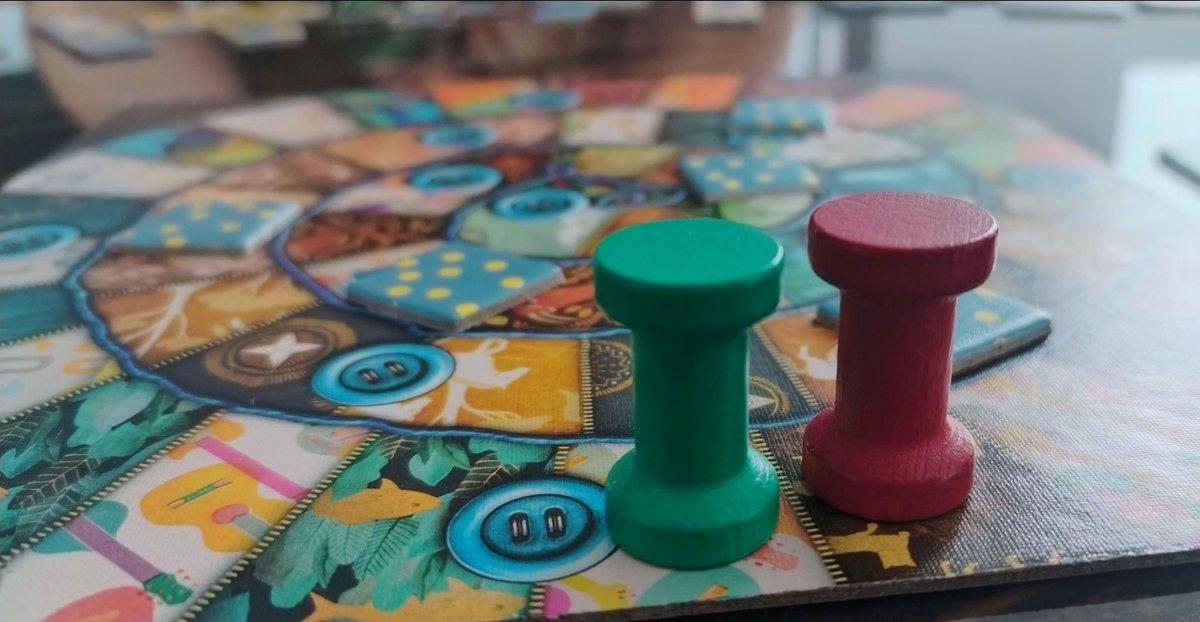 SamgamesGamyi's tweet image. #PatchWork, uno de los mejores juegos exclusivos para 2 personas. Su edición aniversario aún más bonita. Los botones los compré aparte. Todo junto hacen de un gran juego, uno mejor 🧵🪡