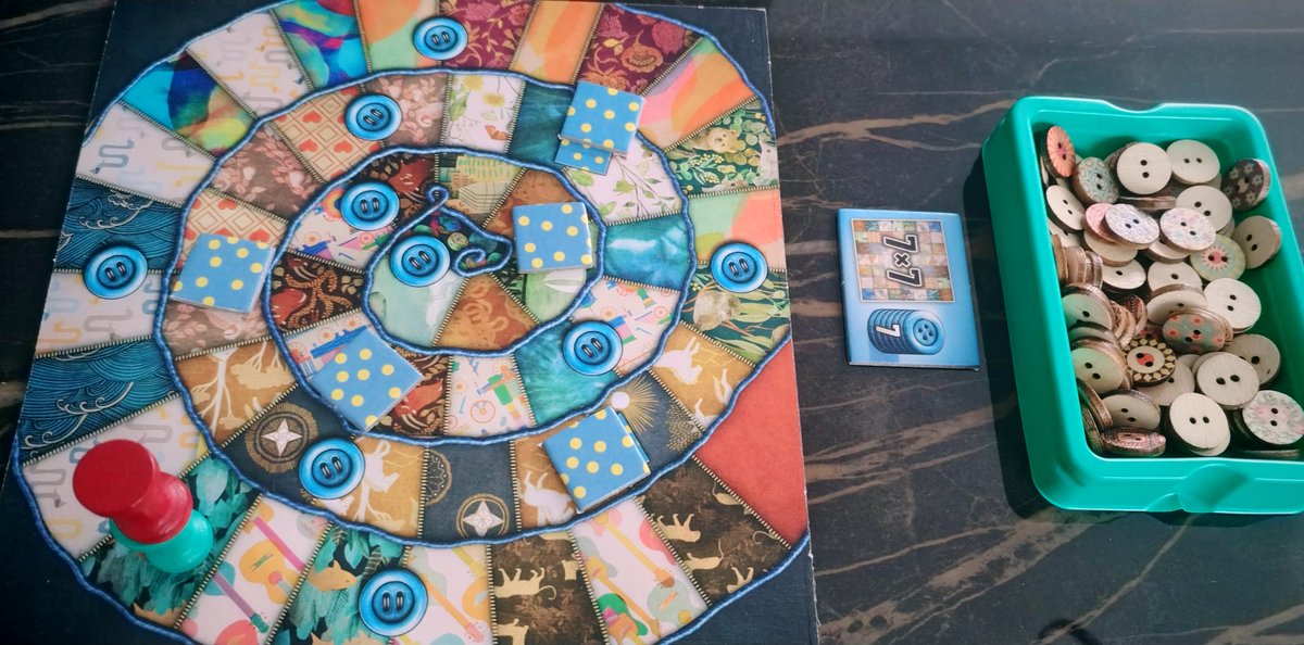 SamgamesGamyi's tweet image. #PatchWork, uno de los mejores juegos exclusivos para 2 personas. Su edición aniversario aún más bonita. Los botones los compré aparte. Todo junto hacen de un gran juego, uno mejor 🧵🪡