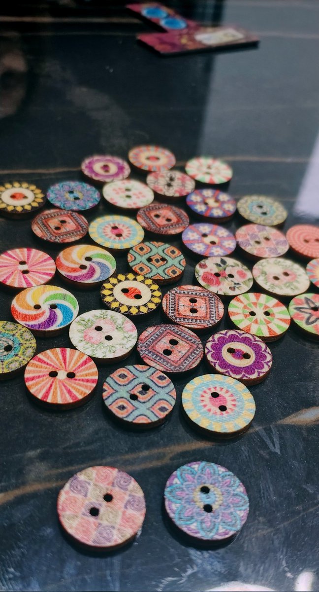 SamgamesGamyi's tweet image. #PatchWork, uno de los mejores juegos exclusivos para 2 personas. Su edición aniversario aún más bonita. Los botones los compré aparte. Todo junto hacen de un gran juego, uno mejor 🧵🪡