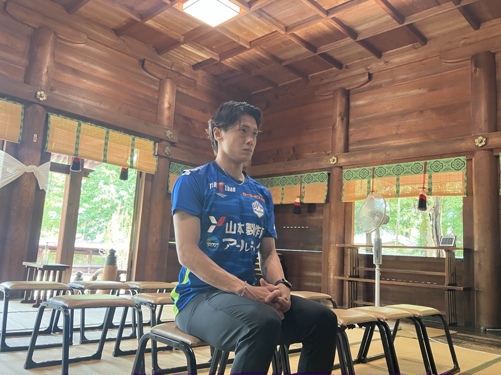 🏔️35市町村アンバサダー活動in米沢市🏔️

#ホームいわき戦 の市町村応援デーの対象地域である #米沢市 を #氣田亮真 選手が訪問！

#上杉神社 でのチームの勝利を願い、ご祈祷を受けました！⛩
真剣な表情で祈祷に臨み、勝利への決意を深めることができました！