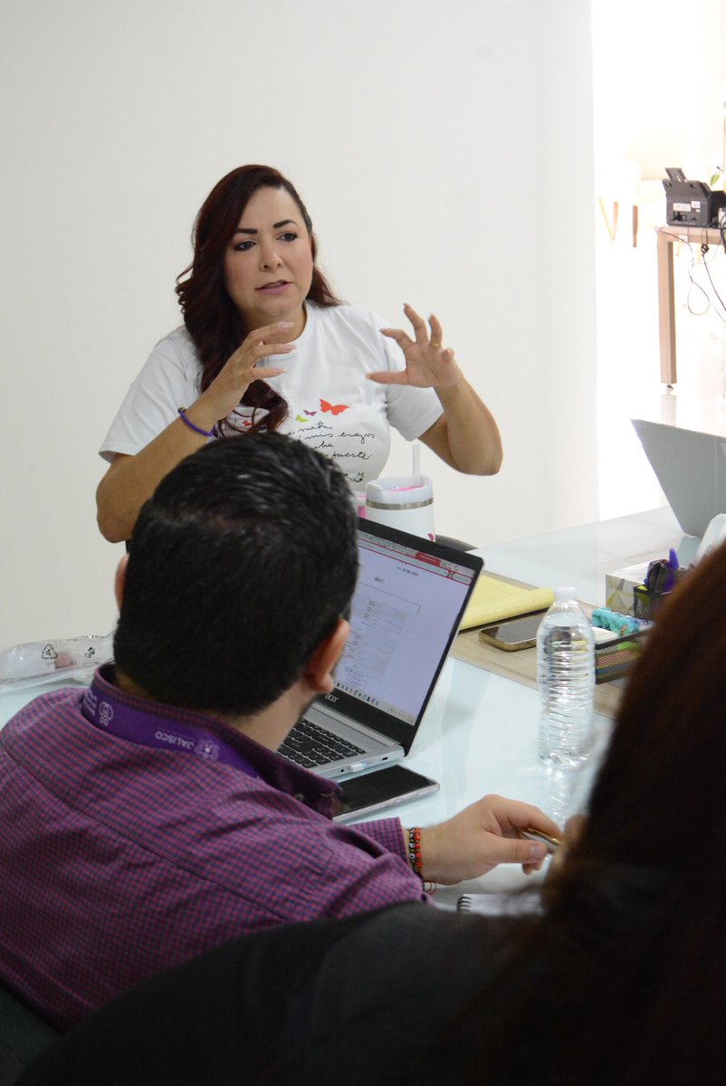 Hoy, en reunión de trabajo con mi equipo, revisamos las próximas acciones y cómo las nuevas tecnologías pueden ayudarnos a agilizar procesos y fortalecer la atención que brindamos a nuestras usuarias.
#SomosTuRed