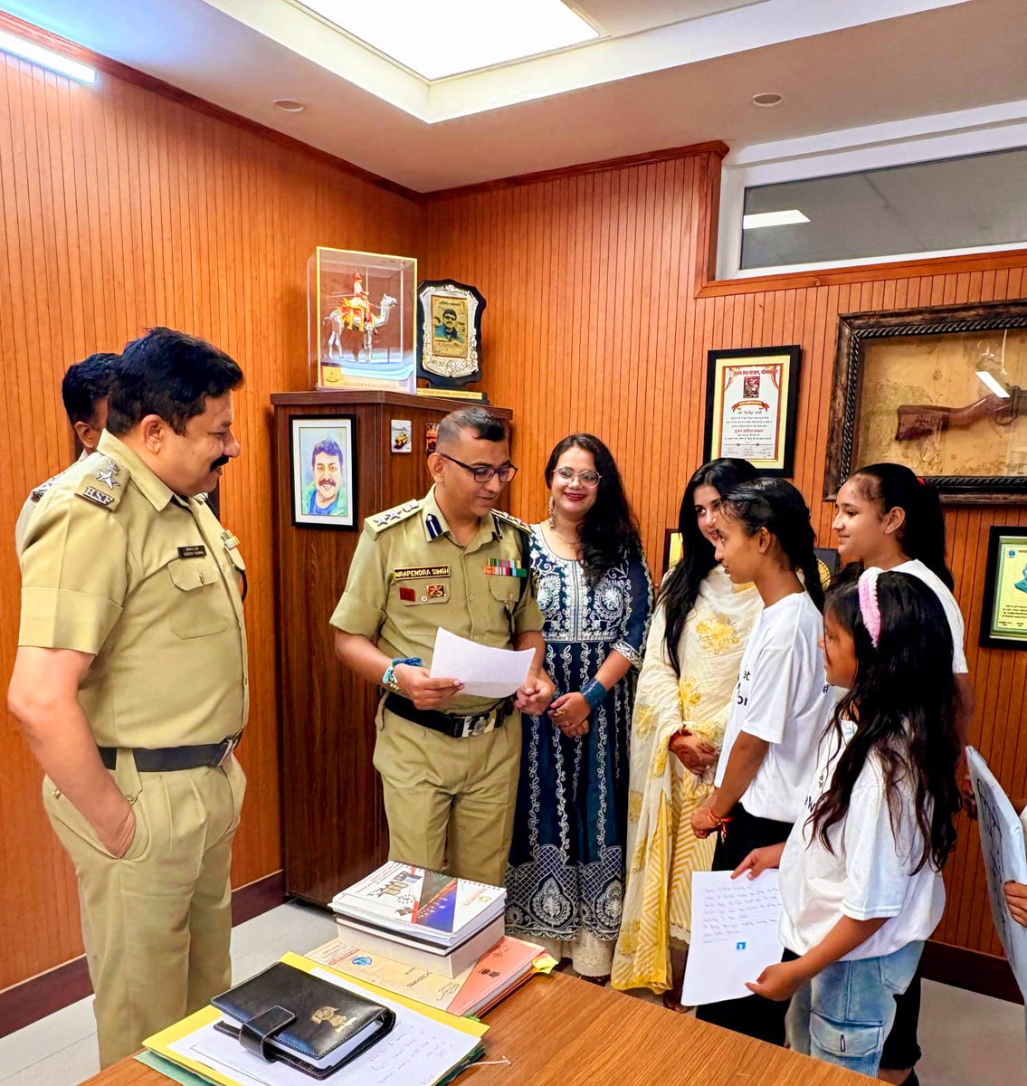 🇮🇳 From the slum lanes to the snowy borders of Kashmir &amp; Leh–Ladakh… our #ChittiAayiHai campaign is carrying love, respect &amp; prayers from little hands to the first line of defence — our BSF soldiers. <a href="/BSF_India/">BSF</a>

Because a handwritten letter can warm even the coldest post. ❤️