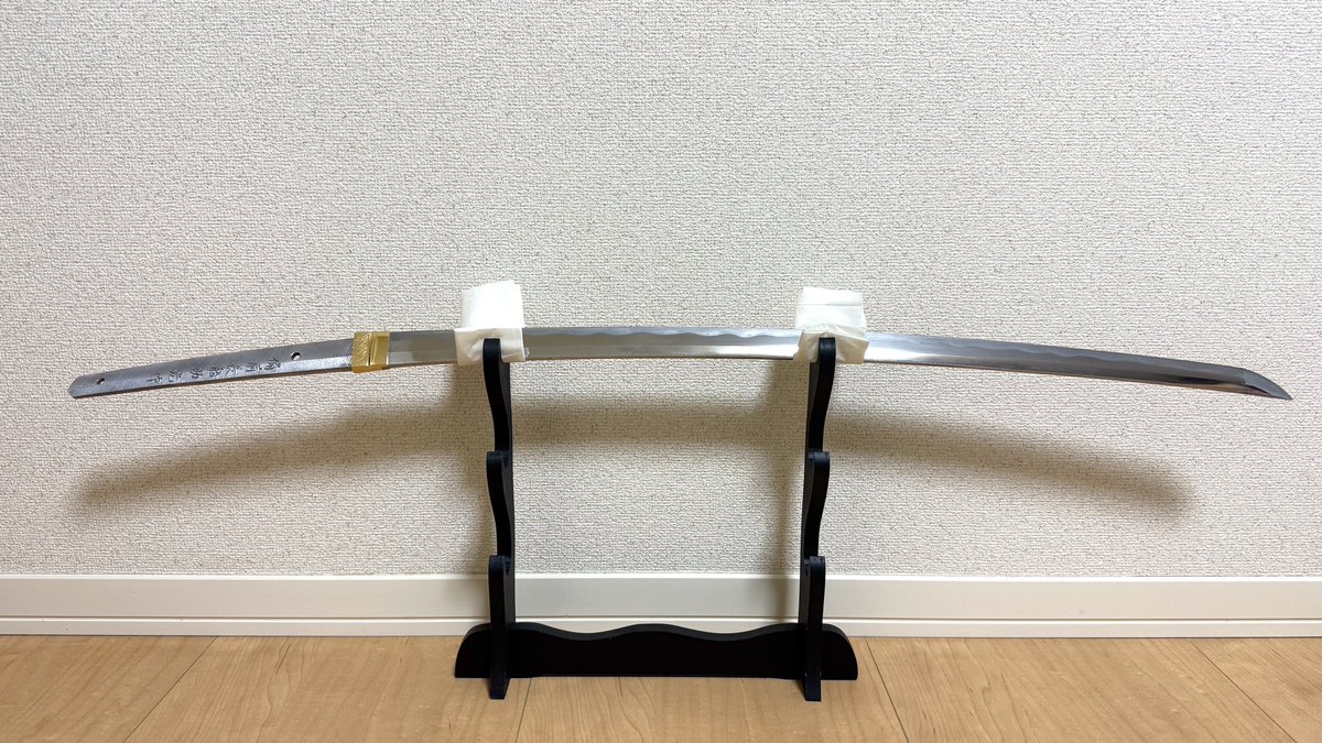 ssrieaa's tweet image. #お盆なので日本刀を愛でよう2025
#注文打ち

助光刀匠作の肉厚刀身に、金茶系の柄と、黒青貝微塵塗に家紋をあしらった鞘を備えた理想の一振り。