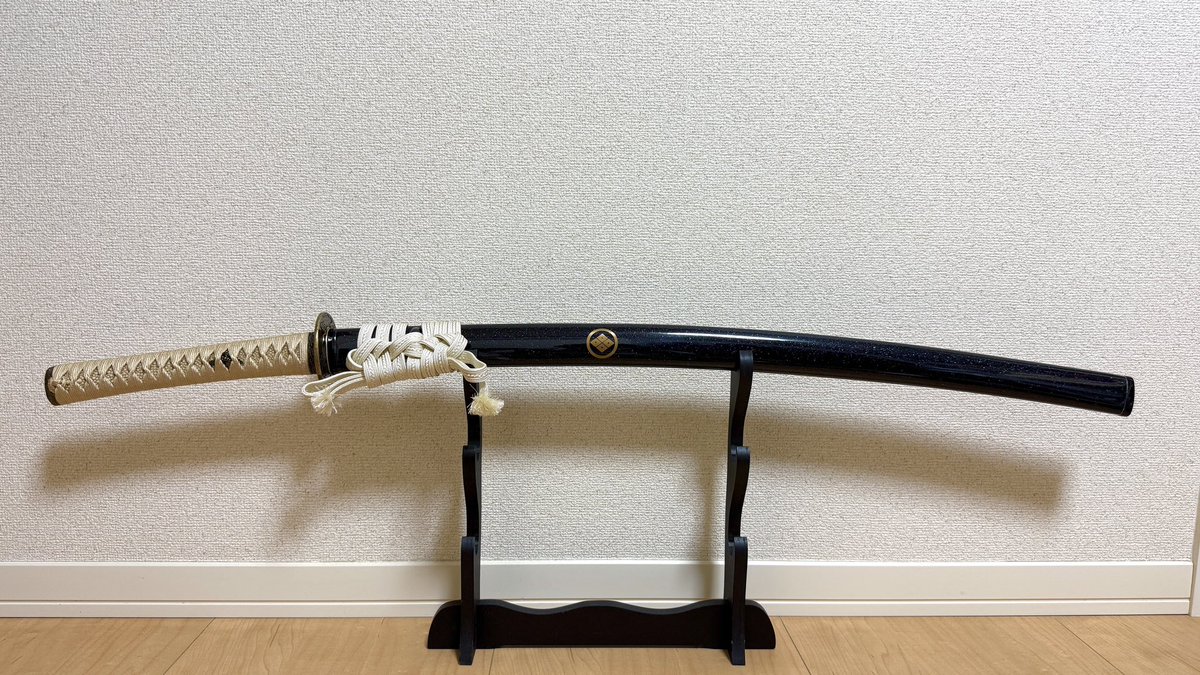 ssrieaa's tweet image. #お盆なので日本刀を愛でよう2025
#注文打ち

助光刀匠作の肉厚刀身に、金茶系の柄と、黒青貝微塵塗に家紋をあしらった鞘を備えた理想の一振り。