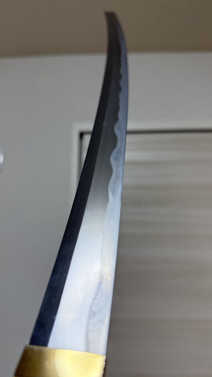 ssrieaa's tweet image. #お盆なので日本刀を愛でよう2025
#注文打ち

助光刀匠作の肉厚刀身に、金茶系の柄と、黒青貝微塵塗に家紋をあしらった鞘を備えた理想の一振り。