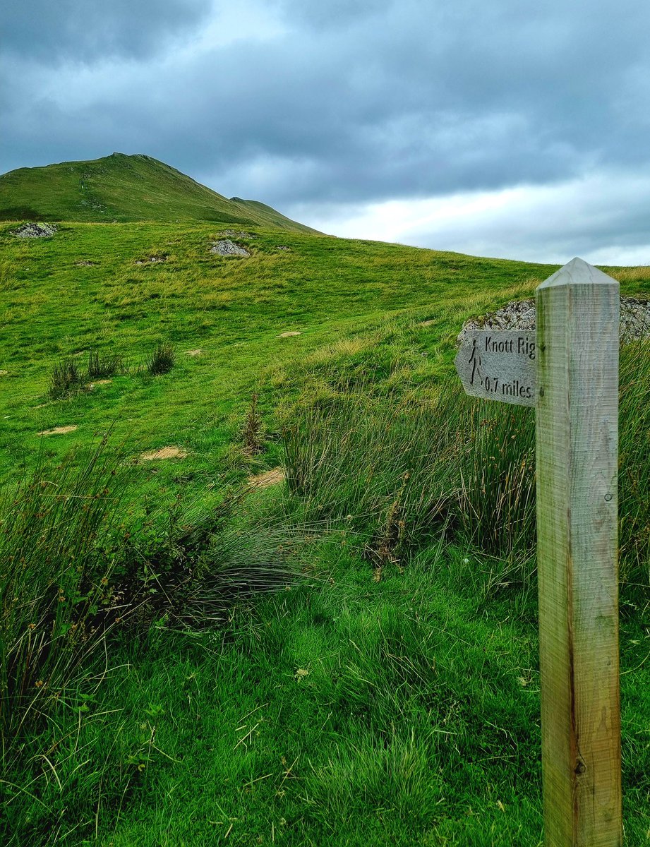 Happy #FingerpostFriday from <a href="/lakedistrictnpa/">Lake District</a>. Less than a mile to Knott Rigg's summit.