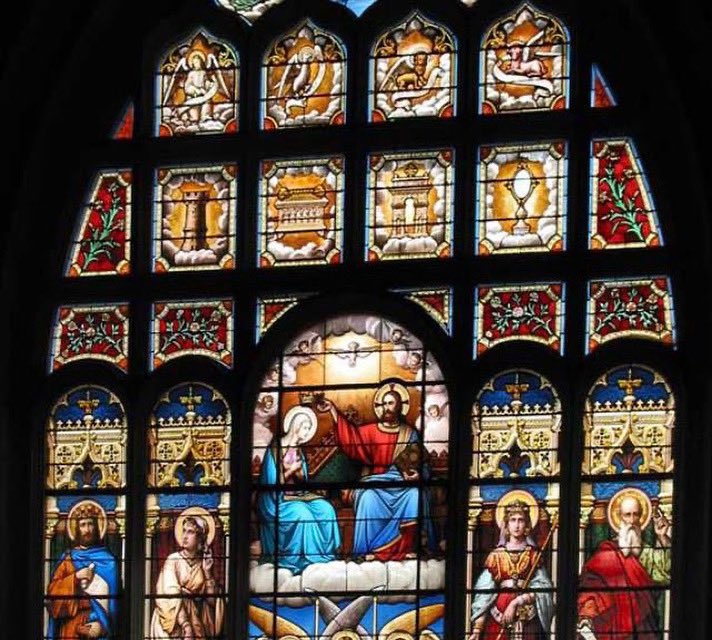 C’est sur ce détail du vitrail du chevet de l’église d’Olonne consacrée à « Notre Dame de l’Assomption »

que je souhaite une bonne fête à toutes les Marie !
et une bonne fête de l’ #Assomption à tous les chrétiens !

eglise.catholique.fr/approfondir-sa…