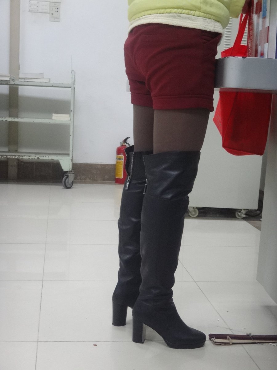 cyclone21992188's tweet photo. #长靴 #过膝长靴 #boots #靴子 每逢冬天是最开心的时候，总是期待在校园，路上，公司里，有女士穿着黑色的过膝长靴，看一天也不会腻，期待有相同想法的男同好交流 https://t.co/q8rXWS65dT